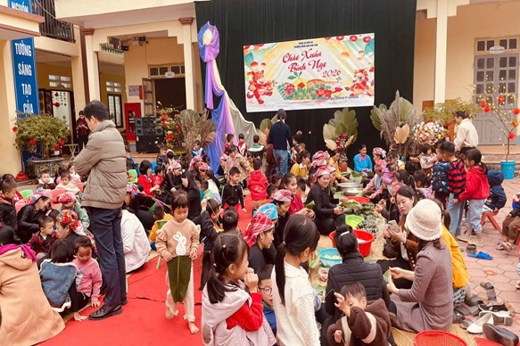 Trẻ trải nghiệm gói bánh chưng