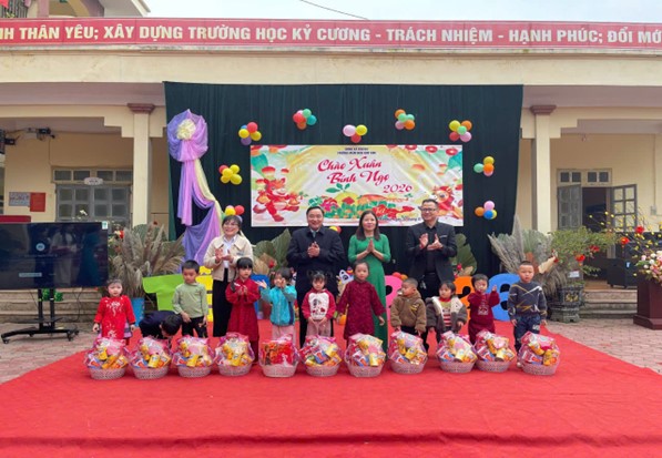 Trao quà tết cho học sinh hoàn cảnh khó khăn