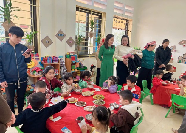 Các bé thưởng thức ẩm thực ngày tết