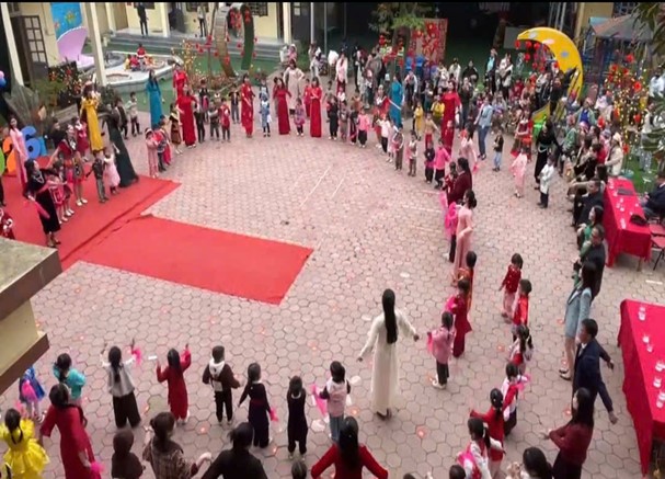 Đại biểu, phụ huynh, giáo viên và học sinh trong điệu múa xoè